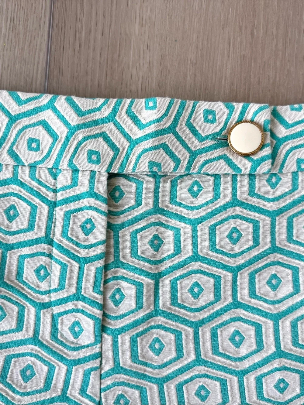 Trina Turk Aqua Geometric Jacquard Tailored Shorts Size 8 EUC Coastal Preppy